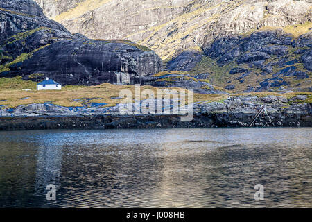 Der Steganlage an der Spitze des Loch Scavaig (Loch Na Cuilce), mit wartenden Kunden zur Abholung. Die Isle Of Skye vom Feinsten. Stockfoto