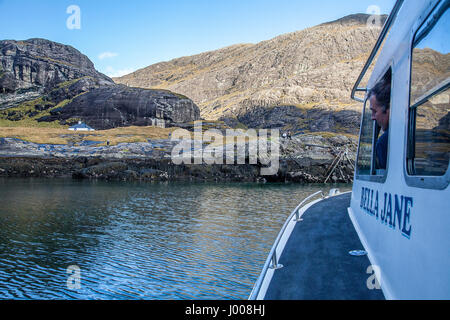 Der Steganlage an der Spitze des Loch Scavaig (Loch Na Cuilce), mit wartenden Kunden zur Abholung. Die Isle Of Skye vom Feinsten. Stockfoto