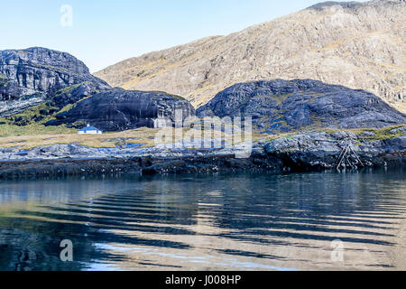 Der Steganlage an der Spitze des Loch Scavaig (Loch Na Cuilce), mit wartenden Kunden zur Abholung. Die Isle Of Skye vom Feinsten. Stockfoto