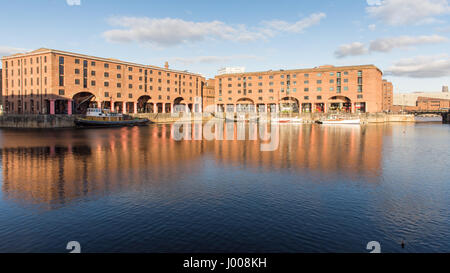 Liverpool, England, UK - 11. November 2016: Sonne scheint auf das sanierte Albert Dock in Liverpool historischen Docks. Stockfoto