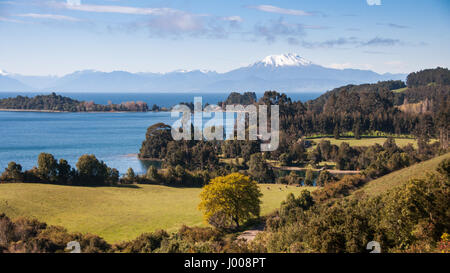 Calbuco Vulkan erhebt von den Ufern des Lago Llanquihue-See aus Puerto Octay in der Region Los Lagos chilenischen Patagonien. Stockfoto