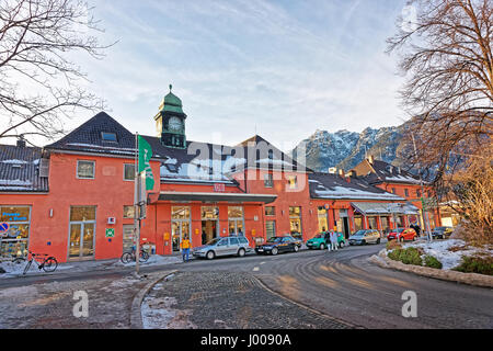 Garmisch-Partenkirchen, Deutschland-6. Januar 2015: Bahnhof Gebäude in Garmisch Partenkirchen Altstadt, Deutschland. Menschen auf dem Hintergrund Stockfoto