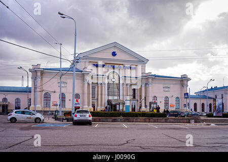 Vilnius, Litauen - 25. Februar 2017: Bahnhof Vilnius, Litauen. Menschen auf dem Hintergrund Stockfoto