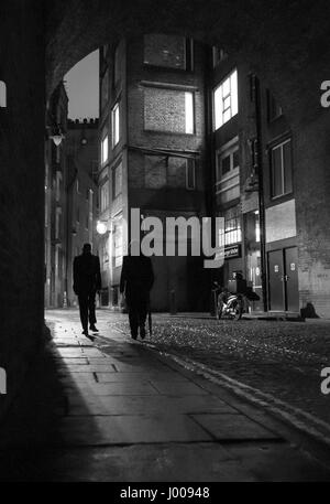 Fußgänger laufen auf schmalen gepflasterten Clink Street zwischen Bankside und Borough in Southwark, London. Stockfoto