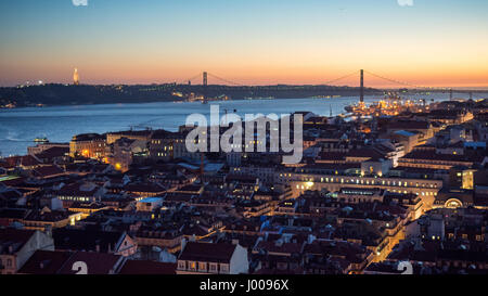 Der Blick über die zentrale Lissabon Baixa und über den Fluss Tejo, Almada, mit dem 25. April Brücke hinter, vom Castelo de São Jorge. Stockfoto