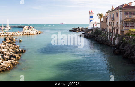 Der Leuchtturm in Cascais neben den Atlantischen Ozean im Westen von Lissabon, Portugal, an einem sonnigen Tag. Stockfoto