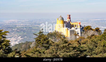 Das Klischee von der märchenhaften Palacio da Pena Palast aus dem hohen Kreuz auf der Bergspitze in Sintra, nahe bei Lissabon in Portugal. Stockfoto