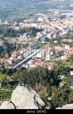 Lissabon, Portugal - 13. März 2016: Der Bahnhof in Sintra, einem Vorort von Lissabon, von oben gesehen auf der Bergspitze maurischen Burg. Stockfoto