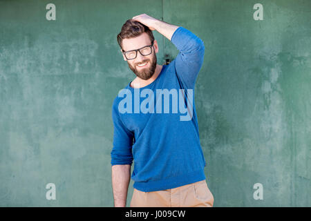 Porträt eines Mannes auf grünem Hintergrund Stockfoto