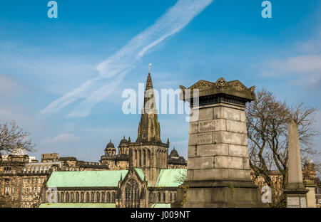 Eine Ansicht der Kirche von Schottland Glasgow Cathedral im Zentrum Stadt an einem sonnigen Tag mit blauem Himmel und dramatische weiße Wolke Streifen Stockfoto