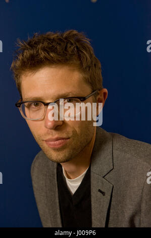 Jonah Lehrer auf 5 x 15 Veranstaltung Jonah Lehrer ist ein US-amerikanischer Autor und Journalist, zu den Themen Psychologie, Neurowissenschaften und die Beziehung zwischen Wissenschaft und Geisteswissenschaften schreibt. Er ist Autor von zwei Büchern, Proust war ein Neurowissenschaftler (2007) und wie wir entscheiden (2010). Er ist Redakteur bei Wired, Scientific American Mind, nationalen öffentlichen RadioÕs Radiolab und für Natur, Saatgut, The Washington Post, The Wall Street Journal, The New Yorker und The Boston Globe geschrieben hat. Sein drittes Buch Imagine: Funktionsweise der Kreativität wird von Canongate Books und jetzt veröffentlicht.             5 Stockfoto