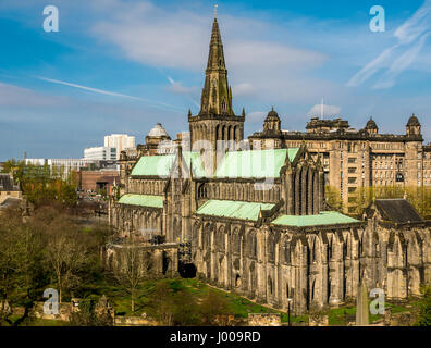 Eine Ansicht der Kirche von Schottland Glasgow Cathedral im Zentrum Stadt an einem sonnigen Tag mit blauem Himmel und dramatische weiße Wolke Streifen Stockfoto