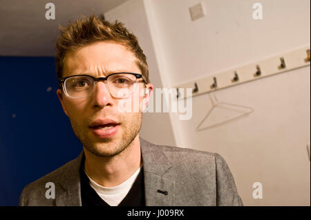 Jonah Lehrer auf 5 x 15 Veranstaltung Jonah Lehrer ist ein US-amerikanischer Autor und Journalist, zu den Themen Psychologie, Neurowissenschaften und die Beziehung zwischen Wissenschaft und Geisteswissenschaften schreibt. Er ist Autor von zwei Büchern, Proust war ein Neurowissenschaftler (2007) und wie wir entscheiden (2010). Er ist Redakteur bei Wired, Scientific American Mind, nationalen öffentlichen RadioÕs Radiolab und für Natur, Saatgut, The Washington Post, The Wall Street Journal, The New Yorker und The Boston Globe geschrieben hat. Sein drittes Buch Imagine: Funktionsweise der Kreativität wird von Canongate Books und jetzt veröffentlicht.             5 Stockfoto