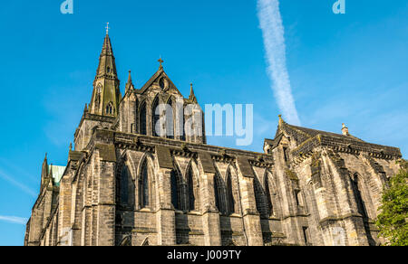 Kirche von Schottland Glasgow Cathedral, an sonnigen Frühlingstag mit blauem Himmel und weißen Wolken Streifen, Glasgow, Schottland, Großbritannien Stockfoto