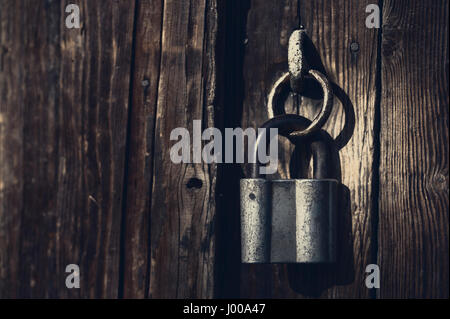 Die alte Tür mit einem Vorhängeschloss verschlossen. Satz. Ukraine Stockfoto
