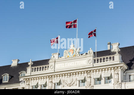 Fahnen im Wind auf die Fassade des Hotel-D´angleterre in Kopenhagen, Dänemark - 6. April 2017 Stockfoto