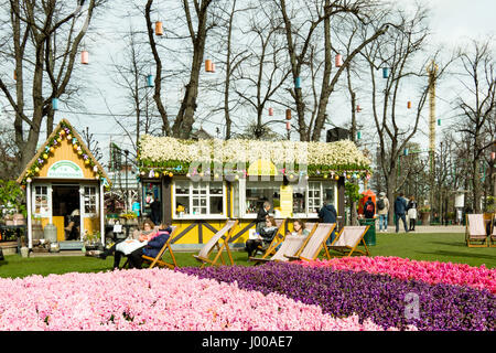 Frühling im Tivoli Gardens mit Tausenden von Hyazinthen auf dem Rasen. Menschen, die Sonne zu genießen. Kopenhagen, Dänemark - 6. April 2017 Stockfoto