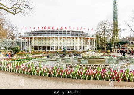 Der Konzertsaal im Tivoli-Gärten mit Fahnen, Brunnen und Blumen, Kopenhagen, 6. April 2017. Stockfoto