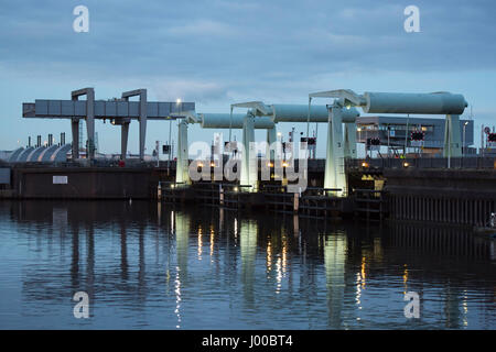 Cardiff Bay Barrage in der Nacht. Stockfoto