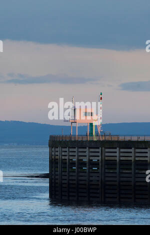 Ein rosa Wachturm am Hafen Wand in Cardiff Bay, South Wales, UK. Stockfoto