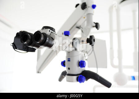 Dentalmikroskop auf Hintergrund der Zahnarztpraxis Nahaufnahme Stockfoto