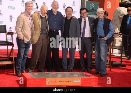 Los Angeles, CA, USA. 7. April 2017. LOS ANGELES - 7 APR: Tom Bergeron, Carl Reiner, Rob Reiner, Billy Crystal, Ben Mankiewicz, Norman Lear bei der Carl und Rob Reiner Hand und Fußabdruck Zeremonie im TCL Chinese Theater IMAX am 7. April 2017 in Los Angeles, CA-Credit: Hpa / via ZUMA Draht/ZUMA Draht/Alamy Live-Nachrichten Stockfoto