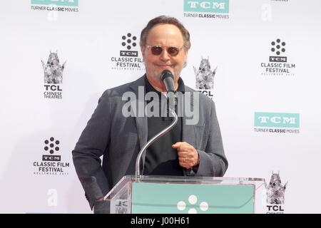 Los Angeles, CA, USA. 7. April 2017. LOS ANGELES - 7 APR: Billy Crystal bei der Carl und Rob Reiner Hand und Fußabdruck Zeremonie im TCL Chinese Theater IMAX am 7. April 2017 in Los Angeles, CA-Credit: Hpa / via ZUMA Draht/ZUMA Draht/Alamy Live-Nachrichten Stockfoto