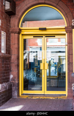 Merseyside, UK. 8. April 2017. Ein Bahnhof ist menschenleer, wie schützen Sie Mitglieder des RMT Union beginnt die industrielle Tätigkeit auf merseyrail Züge in Merseyside, Cheshire und Wirral, Unterbrechung der Reisepläne für Tausende von Besuchern zu den Grand National in Aintree, Liverpool. Abgebildet ist New Brighton Station © Paul Warburton Stockfoto