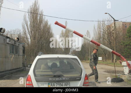 Tschernobyl, Ukraine. 5. April 2017. Ein Auto durchläuft einen Check Point in Prypjat, einer Stadt nahe dem Kernkraftwerk Tschernobyl, Ukraine, am 5. April 2017. Die ukrainische Regierung hat vor kurzem das Gebiet rund um Atomkraftwerk Tschernobyl als Biosphärenreservat erklärt, weil Tiere in der verlassenen Gegend ohne menschliche Präsenz floriert. Bildnachweis: Chen Junfeng/Xinhua/Alamy Live-Nachrichten Stockfoto