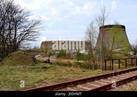 Tschernobyl. 5. April 2017. Foto aufgenommen am 5. April 2017 zeigt einen einsamen Kühlturm in Tschernobyl, Ukraine. Die ukrainische Regierung hat vor kurzem das Gebiet rund um Atomkraftwerk Tschernobyl als Biosphärenreservat erklärt, weil Tiere in der verlassenen Gegend ohne menschliche Präsenz floriert. Bildnachweis: Chen Junfeng/Xinhua/Alamy Live-Nachrichten Stockfoto