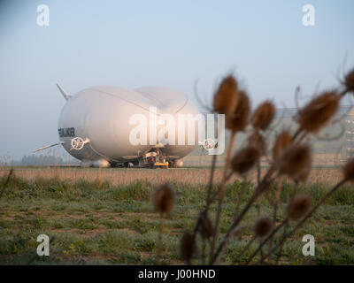 Bedford, UK. 8. April 2017. Fotos von öffentlichen Fußweg hinter dem Hangar. Erste Auftauchen der Airlander 10 außerhalb der Kleiderbügel nach Reparaturen und Modifikationen. Sie haben geändert Liegeplatz anbringen und Mast, und sie habe Airbags in der Front, die bei Bedarf bereitgestellt werden. Bildnachweis: Tony Roberts/Alamy Live-Nachrichten Stockfoto