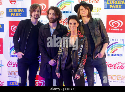 Rust, Deutschland. 7. April 2017. Deutsche Band Silbermond einschließlich Sängerin Stefanie Kloss (3-L) für den Radio Regenbogen Award in den Europa-Park in Rust, Deutschland, 7. April 2017 kommt. Foto: Christoph Schmidt/Dpa/Alamy Live News Stockfoto