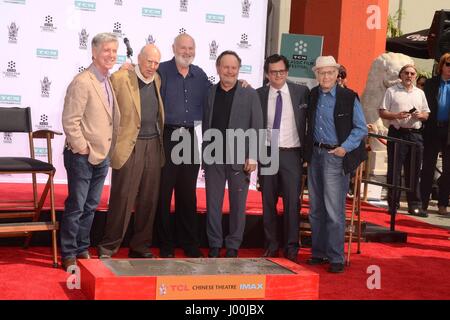 Los Angeles, CA, USA. 7. April 2017. Tom Bergeron, Carl Reiner, Rob Reiner, Billy Crystal, Ben Mankiewicz, Norman Lear bei einem öffentlichen Auftritt für Carl Reiner und Rob Reiner Hand- und Fußabdruck Zeremonie, TCL Chinese Theatre (ehemals Grauman), Los Angeles, CA 7. April 2017. Bildnachweis: Priscilla Grant/Everett Collection/Alamy Live-Nachrichten Stockfoto