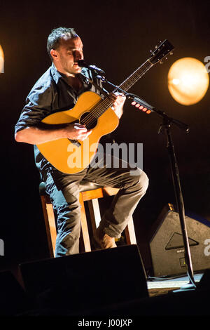 Mailand Italien. 7. April 2017. Das amerikanische Duo führt DAVE MATTHEWS und TIM REYNOLDS live auf der Bühne am Teatro Degli Arcimboldi während der "European Tour 2017" Stockfoto