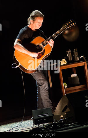 Mailand Italien. 7. April 2017. Das amerikanische Duo führt DAVE MATTHEWS und TIM REYNOLDS live auf der Bühne am Teatro Degli Arcimboldi während der "European Tour 2017" Stockfoto