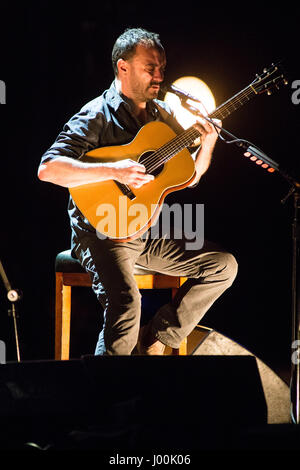 Mailand Italien. 7. April 2017. Das amerikanische Duo führt DAVE MATTHEWS und TIM REYNOLDS live auf der Bühne am Teatro Degli Arcimboldi während der "European Tour 2017" Stockfoto