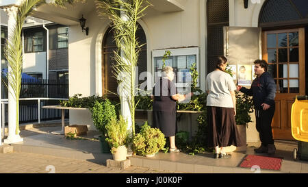 Adelaide, Australien. 8. April 2017. Kirchen in Adelaide sind mit Palmen für den Beginn der Karwoche und Ostern geschmückt. Am Palmsonntag erinnert an den Einzug Jesu in Jerusalem vor Karfreitag Credit: Amer Ghazzal/Alamy Live-Nachrichten Stockfoto