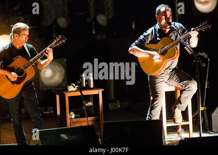 Mailand Italien. 7. April 2017. Das amerikanische Duo führt DAVE MATTHEWS und TIM REYNOLDS live auf der Bühne am Teatro Degli Arcimboldi während der "European Tour 2017" Stockfoto