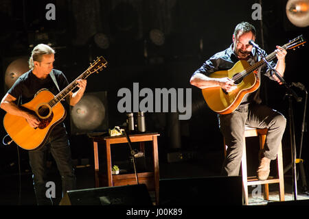 Mailand Italien. 7. April 2017. Das amerikanische Duo führt DAVE MATTHEWS und TIM REYNOLDS live auf der Bühne am Teatro Degli Arcimboldi während der "European Tour 2017" Stockfoto