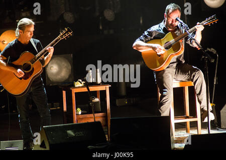 Mailand Italien. 7. April 2017. Das amerikanische Duo führt DAVE MATTHEWS und TIM REYNOLDS live auf der Bühne am Teatro Degli Arcimboldi während der "European Tour 2017" Stockfoto