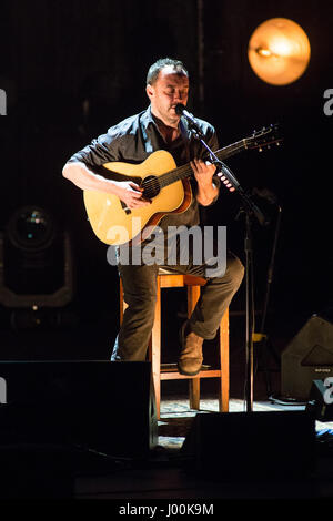 Mailand Italien. 7. April 2017. Das amerikanische Duo führt DAVE MATTHEWS und TIM REYNOLDS live auf der Bühne am Teatro Degli Arcimboldi während der "European Tour 2017" Stockfoto