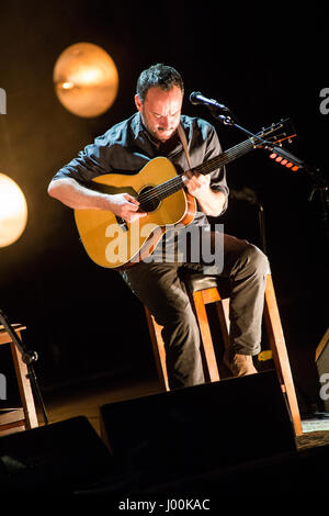 Mailand Italien. 7. April 2017. Das amerikanische Duo führt DAVE MATTHEWS und TIM REYNOLDS live auf der Bühne am Teatro Degli Arcimboldi während der "European Tour 2017" Stockfoto