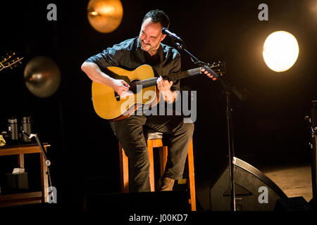 Mailand Italien. 7. April 2017. Das amerikanische Duo führt DAVE MATTHEWS und TIM REYNOLDS live auf der Bühne am Teatro Degli Arcimboldi während der "European Tour 2017" Stockfoto