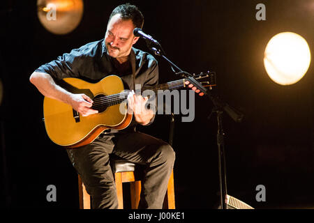 Mailand Italien. 7. April 2017. Das amerikanische Duo führt DAVE MATTHEWS und TIM REYNOLDS live auf der Bühne am Teatro Degli Arcimboldi während der "European Tour 2017" Stockfoto