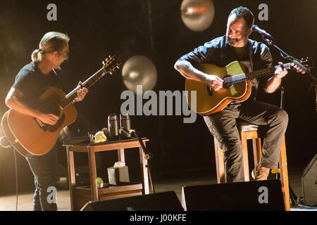 Mailand Italien. 7. April 2017. Das amerikanische Duo führt DAVE MATTHEWS und TIM REYNOLDS live auf der Bühne am Teatro Degli Arcimboldi während der "European Tour 2017" Stockfoto