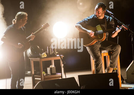 Mailand Italien. 7. April 2017. Das amerikanische Duo führt DAVE MATTHEWS und TIM REYNOLDS live auf der Bühne am Teatro Degli Arcimboldi während der "European Tour 2017" Stockfoto