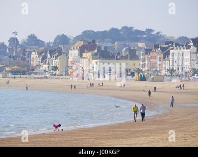 Weymouth, Dorset, UK. 8. April 2017. Herrlicher sonniger Morgen als Menschen bereiten für einen warmen Tag am Strand. Bildnachweis: DTNews/Alamy Live-Nachrichten Stockfoto