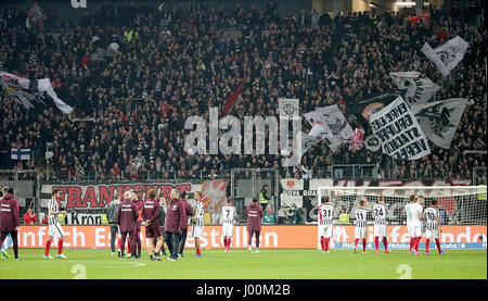 Frankfurt Spielern danken ihren Fans nach die deutschen Fußball-Bundesliga-Fußball-Spiel zwischen Eintracht Frankfurt und Werder Bremen in der Commerzbank-Arena in Frankfurt Am Main, Deutschland, 7. April 2017. Foto: Hasan Bratic/dpa Stockfoto