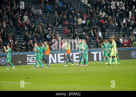 Bremer Spielern danken ihren Fans nach die deutschen Fußball-Bundesliga-Fußball-Spiel zwischen Eintracht Frankfurt und Werder Bremen in der Commerzbank-Arena in Frankfurt Am Main, Deutschland, 7. April 2017. Foto: Hasan Bratic/dpa Stockfoto