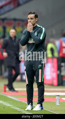 Bremens Trainer Alexander Nouri reagiert während der deutschen Bundesliga-Fußballspiel zwischen Eintracht Frankfurt und Werder Bremen in der Commerzbank-Arena in Frankfurt Am Main, Deutschland, 7. April 2017. Foto: Hasan Bratic/dpa Stockfoto